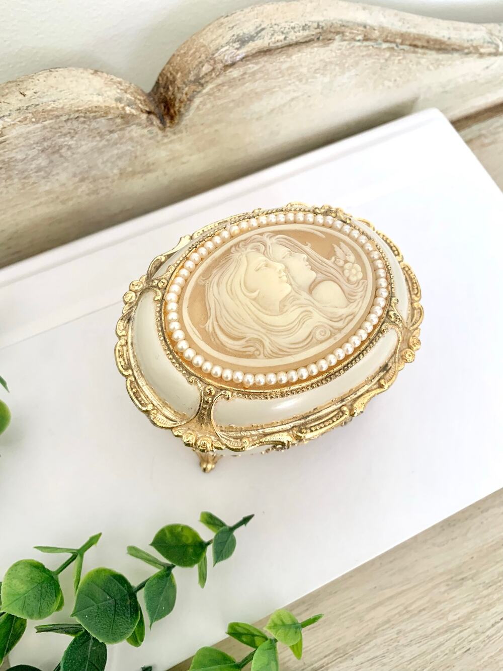 Vintage Sankyo Cameo Music Box Gilded Footed Jewelry Box Vanity Decor Regency